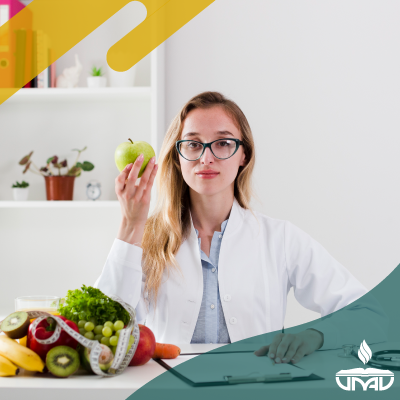 Universidad de Navojoa - nutricionista sujetando verduras y alimentos sanos