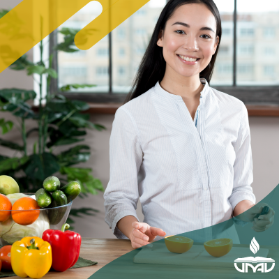 Universidad de Navojoa - nutricionista sujetando verduras y alimentos sanos
